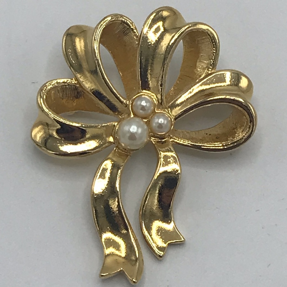 Avon Pearly Ribbon Pin Brooch Goldtone